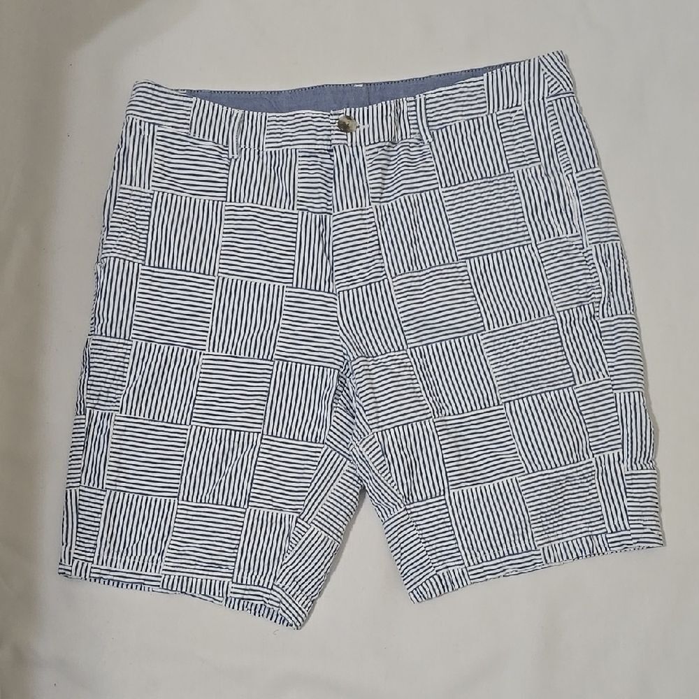 L.L. Bean Blue and White Flat Front Shorts with Geometric Design Women"s 12